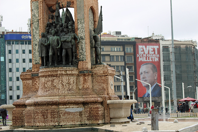<p>TAR PLASS: President Recep Tayyip Erdogan oppfordrer til å stemme ja på en enorm plakat på Taksim-plassen i Istanbul. I forkant en statue av landsfader Atatürk.</p>