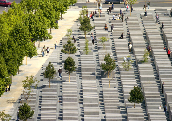 <p>Turister strømmer daglig til Holocaust-minnesmerkene i Berlin.</p>