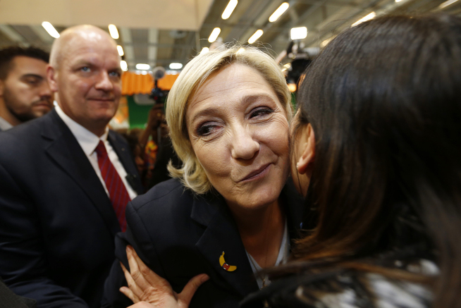 <p>SKANDALEVALGET: Marine Le Pen har blant annet blitt anklaget for å ha lønnet sin personlige livvakt Thierry Legier (t.v.) (t.v.) med penger som tilhører Europaparlamentet. FOTO: REUTERS</p>