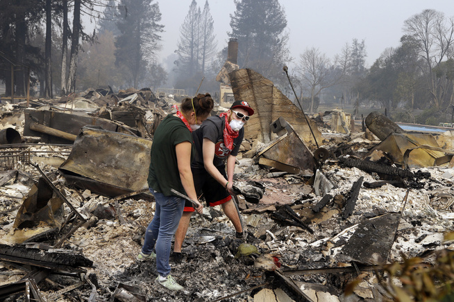 <p>BRANT TIL GRUNNEN: Robyn og Daniel Pellegrini søker etter eiendeler i byen Santa Rosa i California etter at huset deres brant til grunnen. Flere hundre hjem i byen er totalt utbrent som følge av brannene.</p>
