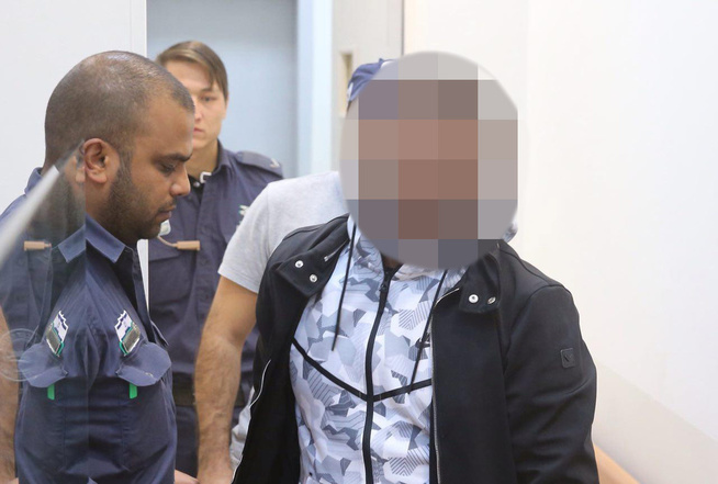 <p/> <p>RAZZIA I ISRAEL: RAZZIA I ISRAEL: I november 2016 slo israelsk politi til i en stor razzia og pågrep 12 personer. Razziaen var et direkte resultat av etterforskningen som Oslo-politiet gjennomførte. Mannen på bildet var en av de 12 som ble tatt. De som sto sto bak svindelen på en halv milliard kroner er fortsatt på frifot.</p>
