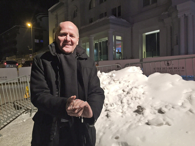 <p>SNØ: Telenor chief Sigve Brekke creates a snøball in the enjoyment of å get from Oslo to a city where there actually is snø. On Wednesday morning it is reported minus 20 degrees in the swiss city.</p>