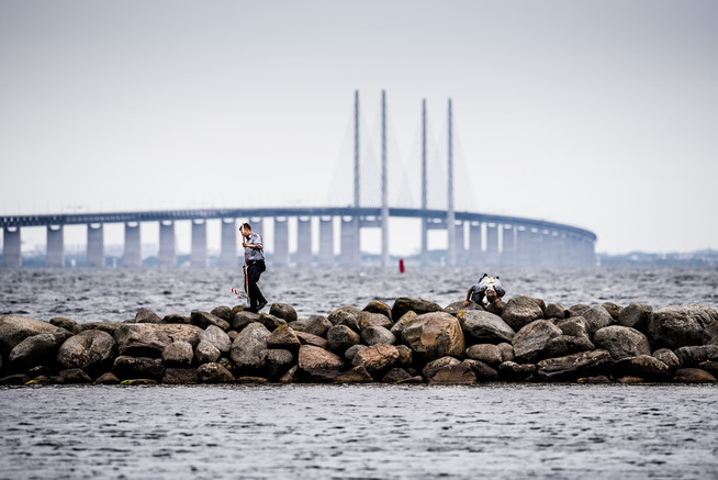 <p>LIKFUNN: Mandag i forrige uke fant en tilfeldig forbipasserende delen av et kvinnelig lik i fjæresteinene på den danske øya Amager utenfor København. Likfunnet ble senere matchet til den svenske journalisten Kim Wall, som ubåteier Peter Madsen har innrømmet å ha dumpet på sjøen. Her søker politiet i vannkanten etter flere spor i drapssaken.</p>