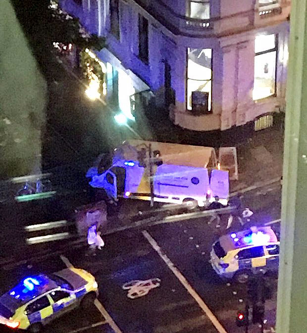 <p>VAREBILEN: Dette bildet fra Twitter viser bilen som ble brukt i angrepet på fotgjengerne like på London Bridge. Ifølge BBC er det en leiebil fra selskapet Hertz.</p>