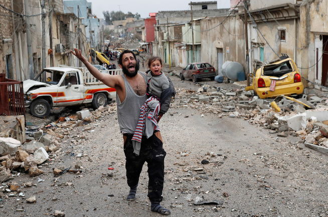 <p>OVERLEVDE: En mann bærer sin datter over frontlinjen i Mosul den 4. mars.</p>
