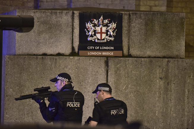 <p>JAKTER GJERNINGSMENNENE: Det er et stort antall bevæpnede polititjenestemenn i Londons gater i natt.</p>
