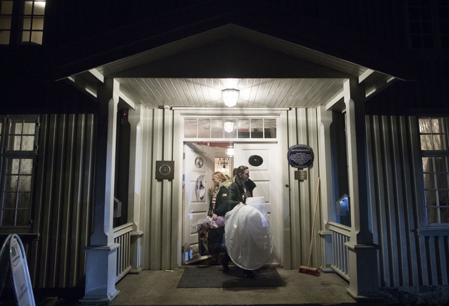 <p>PRESTEGÅRDEN: Cornelia Forfang og mor Trine Forfang på vei hjem med nyinnkjøpt ballkjole.</p>