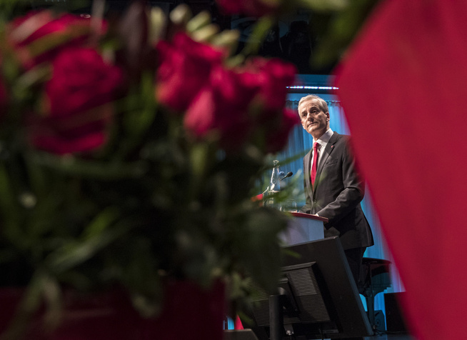 <p>DEMPET OPPRØR: Ap-leder Jonas Gahr Støre advarte LO mot EØS-utmelding. Her under sin tale på LO-kongressen.</p>