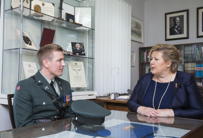 <p>PÅ KJAKANS KONTOR: Espen Haugeland (36) fikk en lang prat med statsminister Erna Solberg inne på Gunnar «Kjakan» Sønstebys kontor søndag. I hylla bak skimtes et fotografi av Sønsteby.</p>