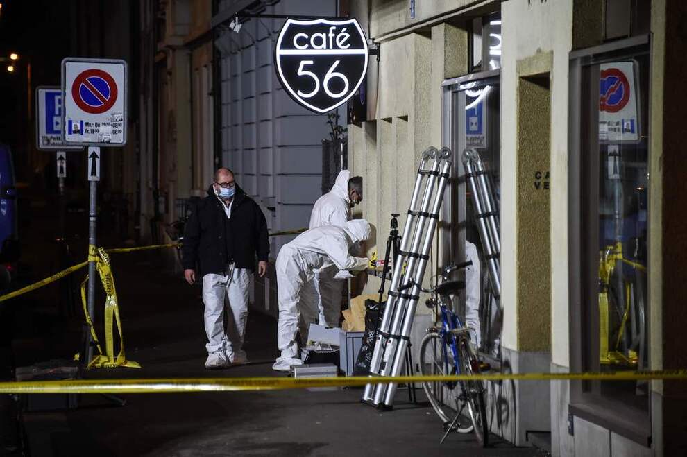 <p>ÅSTEDET: Krimteknikere jobber med å sikre bevis på Café 56 der to menn ble skutt og drept torsdag kveld.</p>