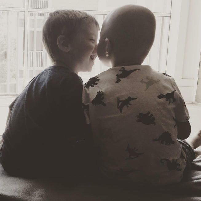 <p>TVILLINGER: Oliver og Tobias ble født i august 2013. – Det har vært litt ekstra sårt å tenke på at de blir adskilt, så tette som de var og så glade som de var i hverandre, sier mamma Hilde Marie Svenningsen.</p>