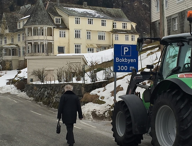 <p>VESTLANDSBYGD: Mundal hotell, Bokbyen, landbruk og en stigende snittalder preger bygda Fjærland i Sogn - både før- og etter ungdommen kommer hjem med skolebussen.</p>