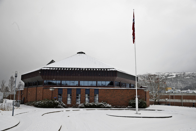<p>FØRSTE KIRKEASYLANTER: Den norske kvinnen og datteren er de første kirkeasylanter i Spjelkavik Kyrkje noensinne. Foto: HALLGEIR VÅGENES, VG</p>