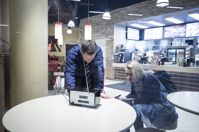 <p>SIGNAL-LETING: Kjøpesenteret har så tykke murvegger at varehussjef Michael Hanssen på Elkjøp i Bodø måtte ta VG med ut til Burger King for å få inn DAB-signaler. Det var ikke signaler inne i butikken.</p>