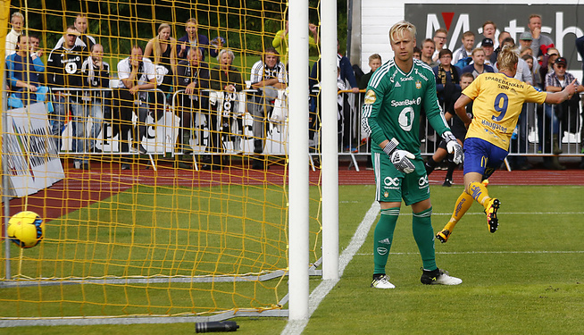 <p>1-0: Eirik Haugstad (t.v.) setter inn 1–0 til Jerv bak RBK-målvakt Arild Østbø tidlig i kampen.</p>