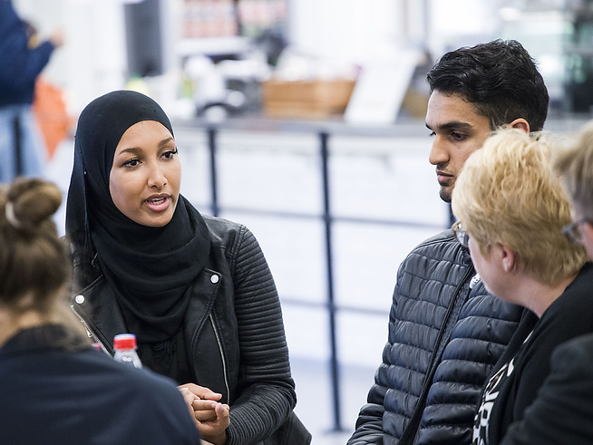 REAGERER: Venstre-leder Trine Skei Grande besøkte tirsdag Stovner videregående skole for å snakke om integrering, som en reaksjon på Sylvi Listhaugs tur til Rinkeby. Her sammen med Sahra Jaber og Sheis Iqbal fra Furuset idrettslag.