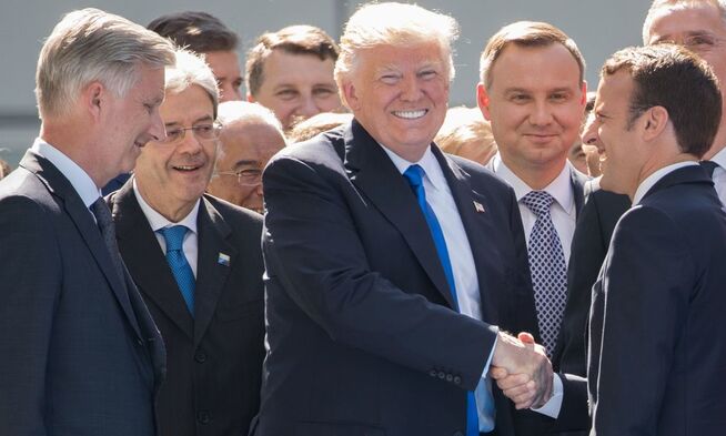 <p>KLEMTE TIL: Da Emmanuel Macron, den nye franske presidenten kom til NATO-toppmøtet klemte USAs president Donald Trump så hardt til hånden hans at knokene ble hvite.</p>