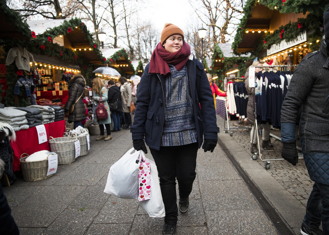 <p>a LITTLE BETTER: Student Adrian Steffensen (21) believe it gå a little better økonomisk in 2017 - he has in fact worked på christmas på Egertorvet.</p>