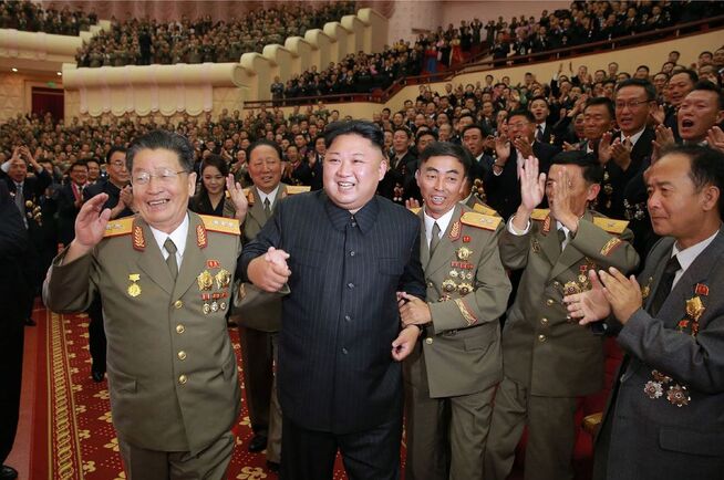 <p>FEIRER: Nord-Koreas leder Kim Jong-un deltar her på en feiring av kjernefysikerne som bidro til å gjennomføre prøvesprengningen av en hydrogenbombe som fant sted den 3. september. </p>