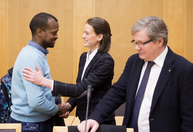 <p>STATSLØS: F.v.: Mahad Abib Mahamud, advokatfullmektig Elise Nygård og advokat Arild Karl Humlen, idet saken startet i Oslo tingrett, der Mahamud saksøker staten ved Utlendingsnemnda (UNE), etter å ha blitt fratatt det norske statsborgerskapet.</p>