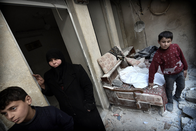 <p>BLE IGJEN: Aisha Daba (45) valgte å bli værende i hjemmet i gamlebyen gjennom hele krigen. Sønnen Bashis (12) til venstre, nabogutten Ahmad (8) til høyre.</p>
