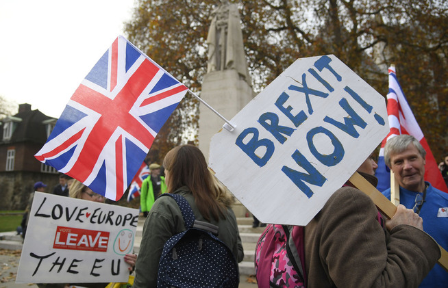 <p>UT AV EU: Britene stemte landet ut av EU. Nå må de løse hvordan det skal skje i praksis.</p>