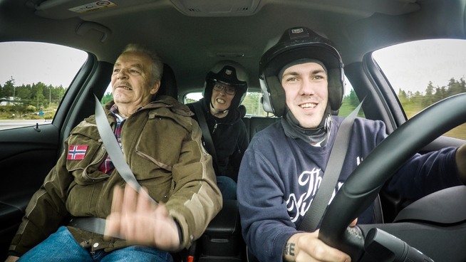 <p>FULL FART: Martin Schanche tar med Dennis Vareide og Preben Fjell på en fartsfylt tur i rallybilen, uten at det gir filmen om guttene bak Youtube-suksessen så mye framdrift.</p>