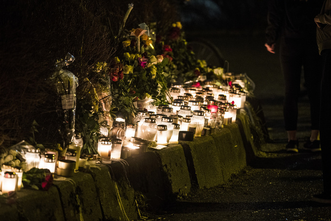 <p>RYSTET BYEN: Dobbeltdrapet rystet en helt by. Flere hundre mennesker la ned blomster og lys utenfor skolen.</p>