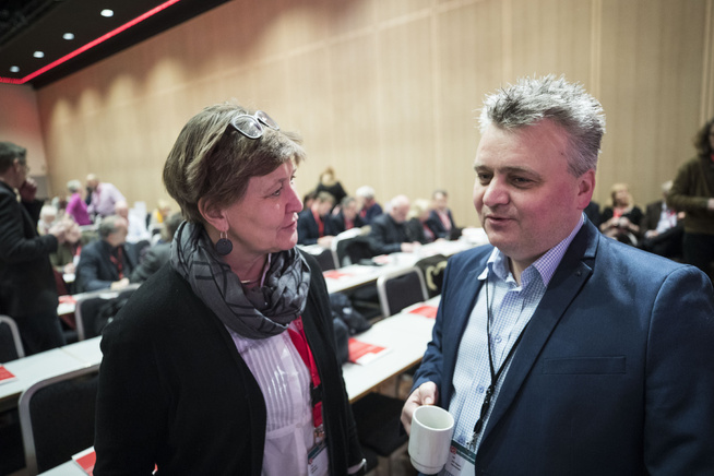 <p>DRIVENDE UENIGE: Leder Jørn Eggum i Fellesforbundet advarer mot å kjøre frem 6-timersdag, fordi det kan splitte LO-familien. Her sammen med leder Mette Nord i Fagforbundet.</p>