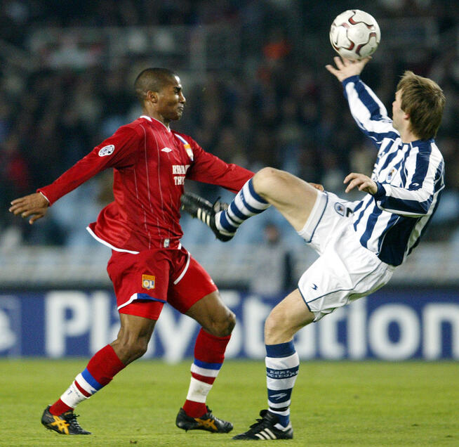<p>GJENKJENNES FREMDELES: Bjørn Tore Kvarme var nære ved å ta ligagull med Real Sociedad for 13 år siden. Her i en Champions League-kamp mot Lyon i 2003. </p>