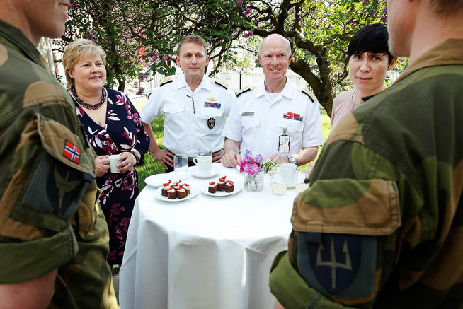 <p>MØTTE STYRKENE: Statsminister Erna Solberg, sjef for Forsvarets spesialstyrker, Nils Johan Holte, forsvarssjef Haakon Bruun-Hanssen og forsvarsminister Ine Eriksen Søreide møtte noen av spesialoperatørene som om kort tid skal reise til Jordan på Akershus festning torsdag.</p>