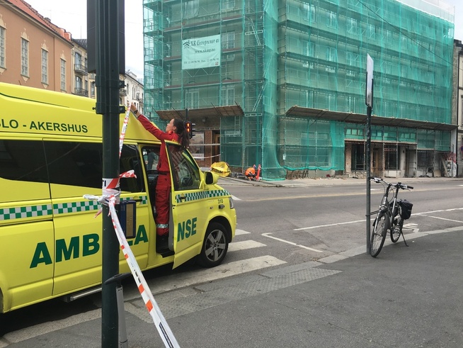 & lt; p & gt; In EMERGENCY: In 09 o'clock took an ambulance past the barriers that are around the synagogue in Oslo after it was found a r & # xF8; d suitcase st & # xE5; the outside. & lt; / p & gt;