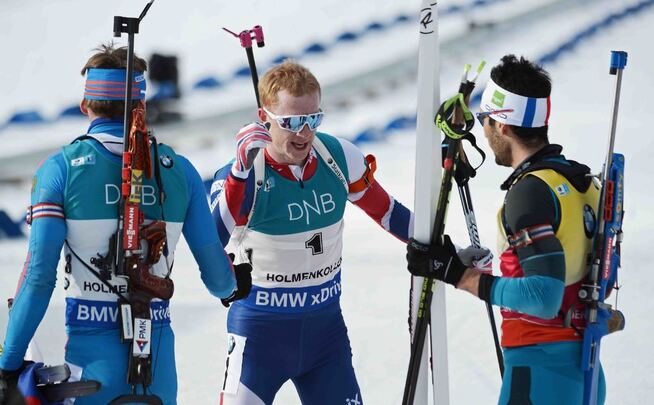 <p>PÅ PALLEN - IGJEN: Johannes Thingnes Bø blir gratulert av Anton Sjipulin (t.v.) og Martin Fourcade (t.h.) etter målgang.</p>