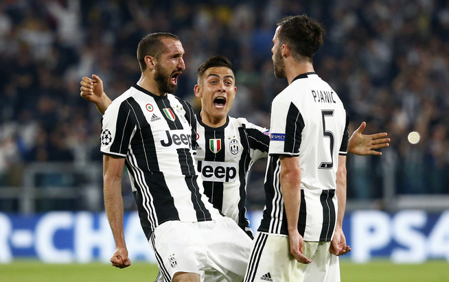 <p>HELTER I ITALIA: Målscorerne Giorgio Chiellini (til venstre) og Paulo Dybala (i midten) feirer med Miralem Pjanic. Juventus har et godt utgangspunkt før returoppgjøret i Barcelona.</p>
