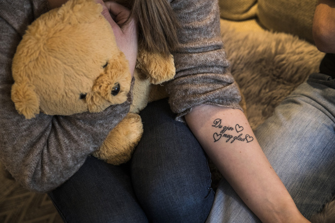<p>FAMILIEMOTTO: Familien har blitt flinke til å si hvor glade de er i hverandre, inspirert av Tobias' setning: «Du gjør meg glad». Nå har Hilde Marie Svenningsen tatovert familiemottoet på venstrearmen.</p>