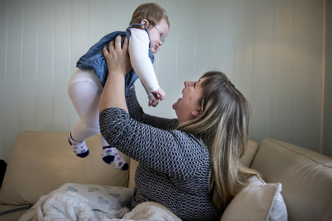 <p>PRØVD ALT: Mamma Bergljot Vea Larsen sier hun og mannen Carl Fredrik har prøvd alle medisiner mot epilepsianfall lovlig i Norge, men at ingen funker. Fremdeles hadde hun 3-5 serier med anfallsspasmer hver dag. – Etter at vi begynte å gi henne CBD-olje, har hun hatt perioder på både 4 og 5 døgn, helt uten anfall, sier moren.</p>