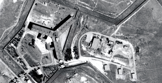 <p>ETT AV FLERE: Satellittbilde av Sadnaya militære fengsel i Syria, nord Damaskus. Mellom 10.000 og 20.000 innsatte kan ifølge Amnesty ha vært holdt her.</p> <p>Foto: Amnesty International/Forensic Architecture</p>