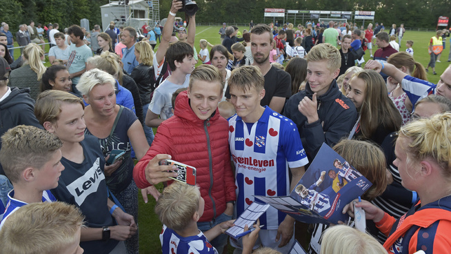 <p>POPPIS: Martin Ødegaard var en populær kar etter Heerenveens treningskamp og tok seg god tid til fansen. </p>