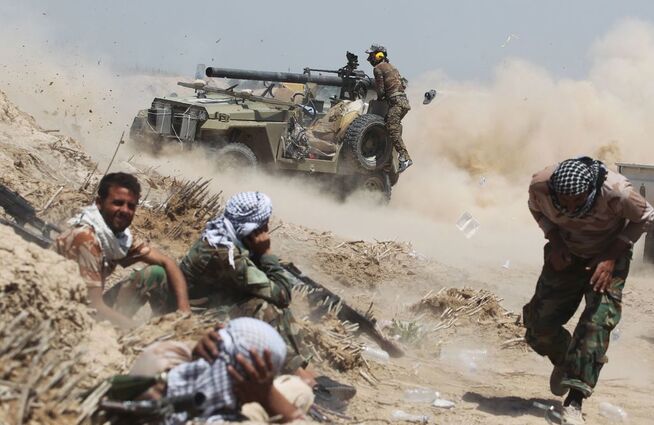 <p/> <p>Irakiske styrker skyter mot en landsby utenfor Fallujah som ledd i offensiven mot IS.</p>
