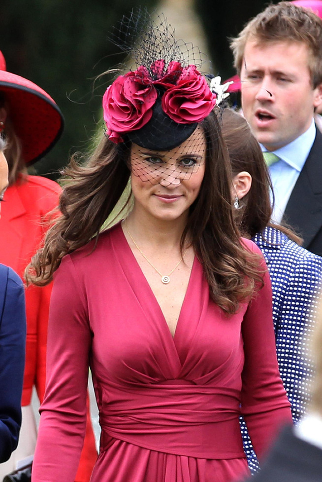 KJENT KJOLE: Denne Issa-kjolen har fått vanvittig mye oppmerksomhet etter at både Kate og Pippa brukte den i hver sin farge.