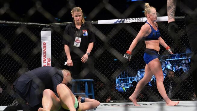 <p>OVER OG UT: Bethe Correia ligger rett ut – noen sekunder etter at hun gestikulerte mot Holly Holm.</p>