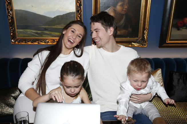 <p>ETT ÅR SIDEN: Under fjorårets «Bloggerne»-lansering møtte VG Anna Rasmussen og hennes samboer Jan Lossius, sammen med barna Michelle og William. På det tidspunktet var hun gravid med sitt tredje barn.</p>