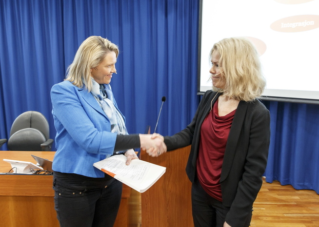 <p>FIKK RAPPORT: Innvandrings- og integreringsminister Sylvi Listhaug (t.v) mottar Brochmann II-utvalgets utredning av professor Grete Brochmann. Foto: GORM KALLESTAD / NTB scanpix</p>