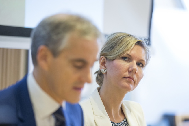 <p>FÅR KRITIKK: Aps finanspolitisk talsperson Marianne Marthinsen. Her sammen med Ap-leder Jonas Gahr Støre.</p>