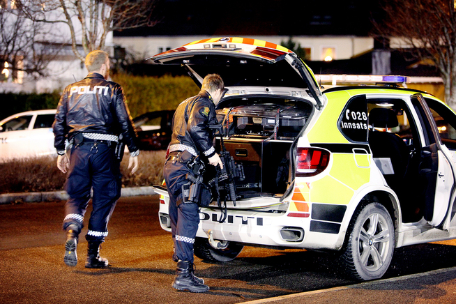 <p>KRISTIANSAND (VG) the Police chasing én or more gjerningspersoner after that the boy and the woman who was stabbed in Kristiansand, norway on Monday, dømost of the damage.</p>