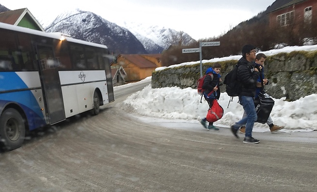 <p>ENDELIG FREMME: Ungdommer i Fjærland har gått av skolebussen etter den daglige reisen hjem fra skolen i Sogndal. Fra venstre: Håvard Reed Mundal (13), Thomas Mundal (16) og Eirik Reed Mundal (15).</p>