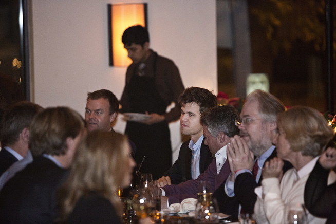 <p>MIDTPUNKTET: VM-vinner og bursdagsbarn Magnus Carlsen feirer med venner i New York. Til venstre for ham sitter NRKs Ole Rolfsrud, til høyre kokk Magnus Forssell og videre tidligere statssekretær Jon Gunnar Pedersen.</p>