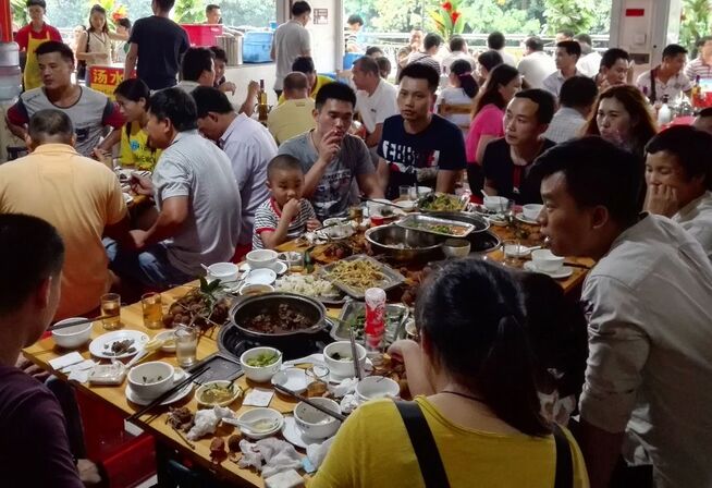 <p>FAMILIEMIDDAG: Innbyggerne i Yulin argumenterer med at det er en lang tradisjon for dem å spise hund. Her har en familie samlet seg på en lokal restaurant under åpningen av festivalen 21. juni. </p>