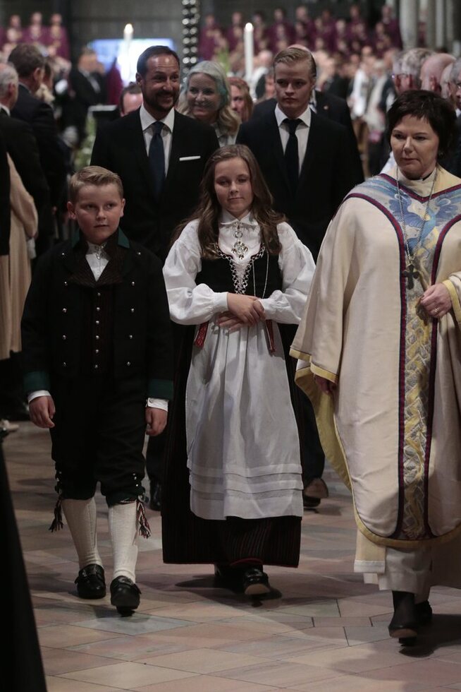 <p>FULLSATT: Kronprins Haakon sammen med prins Sverre Magnus og prinsesse Ingrid Alexandra.</p>