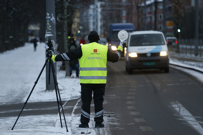 <p>STOP: the State public roads administration controls the cars by the frogner park as part of Tuesday's dieselforbud. It is notified several controls in Oslo on Tuesday. Those who break the ban risk 1500 dollars in fees. Here is the Norwegian public roads administration in action by oslo's frogner park on Tuesday morning. </p>